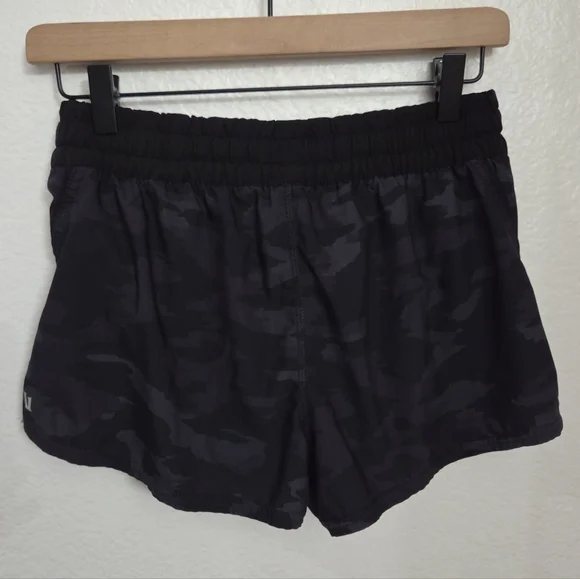 Vuori Clementine Shorts Women's Size Small - Picture 2 of 7